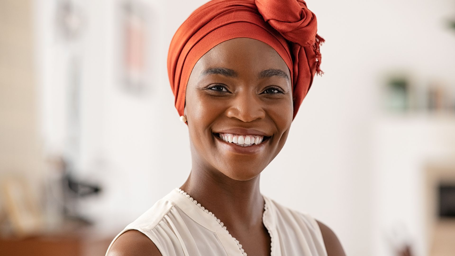 Woman smiling, representing the confidence that comes with knowing your STI status